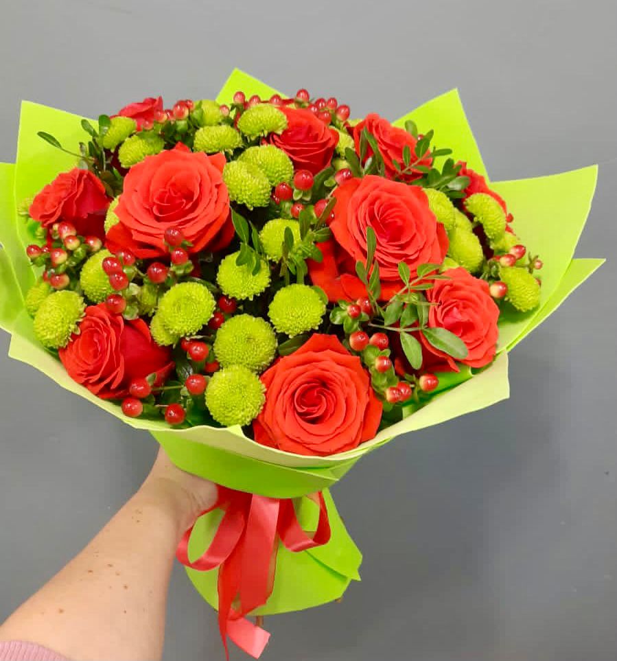 Букет цветов из: Хризантемы и Розы в Берёзовке Алтайского края