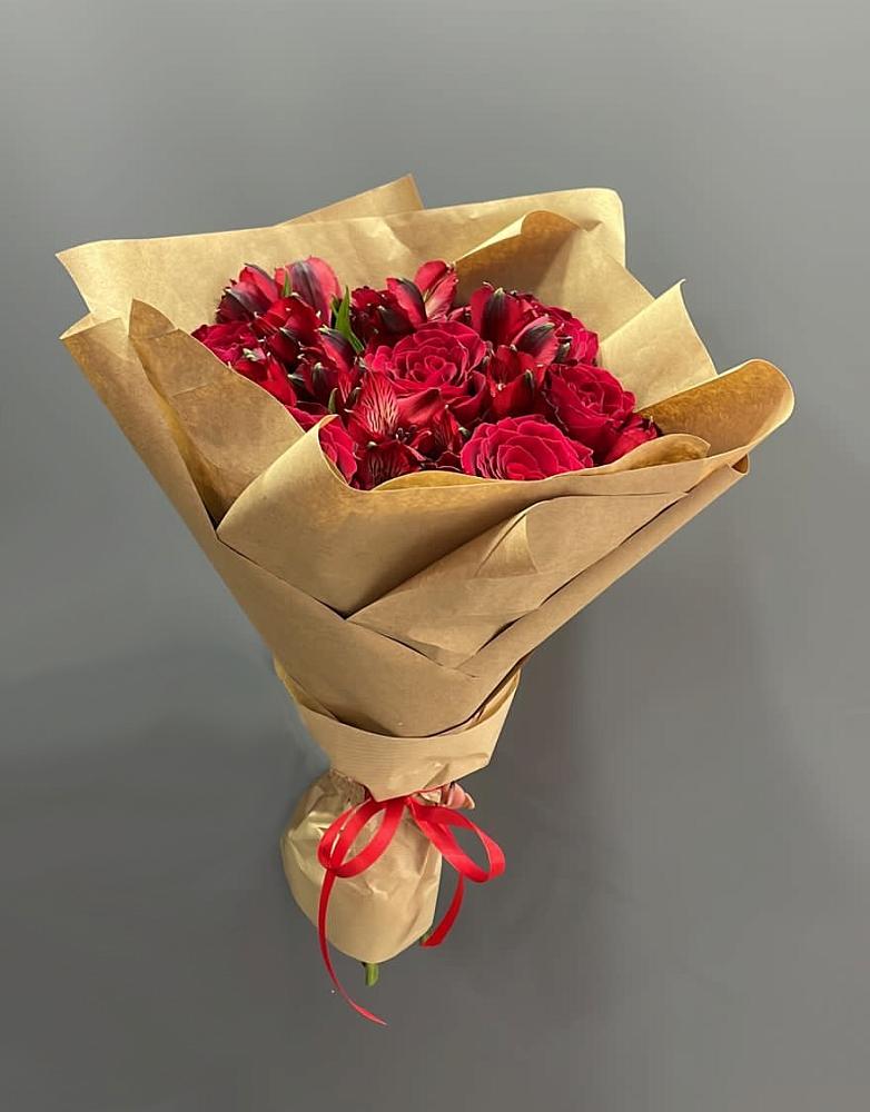 Букет цветов из: Альстромерии и Розы в Берёзовке Алтайского края