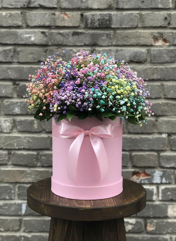 Цветочная композиция из Гипсофила и Розы в шляпной коробке в Берёзовке Алтайского края