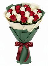Букет Микс из красных и белых роз в Берёзовке Алтайского края