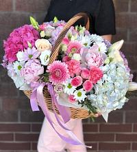 Композиция солнечный день в Берёзовке Алтайского края Цветочная композиция из Розы, Хризантемы, Пионы и Лизиантусы в корзине в Берёзовке Алтайского края