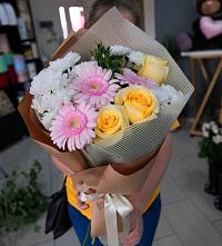 Букет цветов из:  Герберы, Розы и Хризантемы в Берёзовке Алтайского края