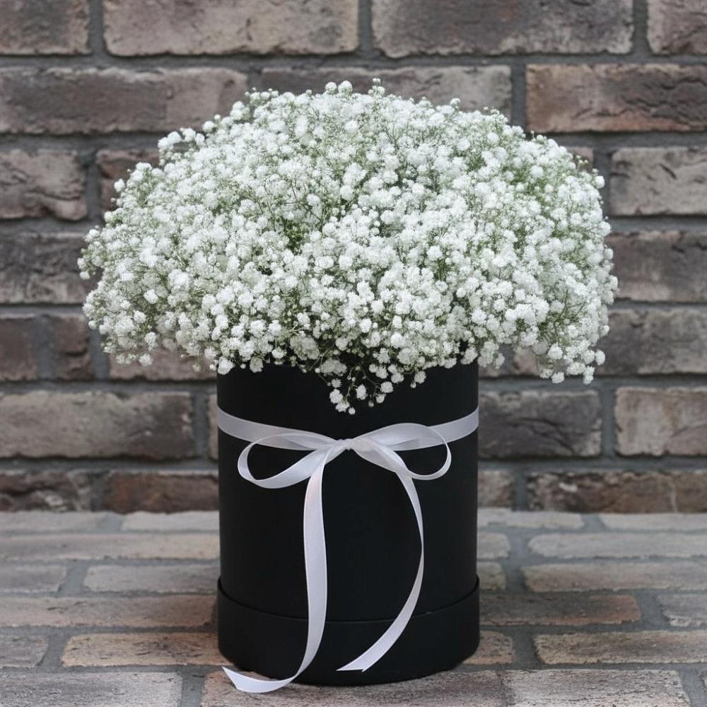 Цветочная композиция из Гипсофила в шляпной коробке в Берёзовке Алтайского края