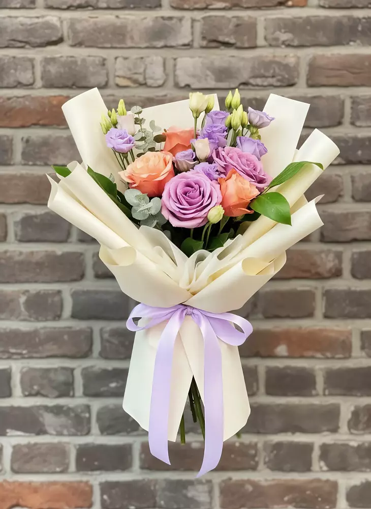 Букет цветов из: Лизиантусы и Розы в Берёзовке Алтайского края