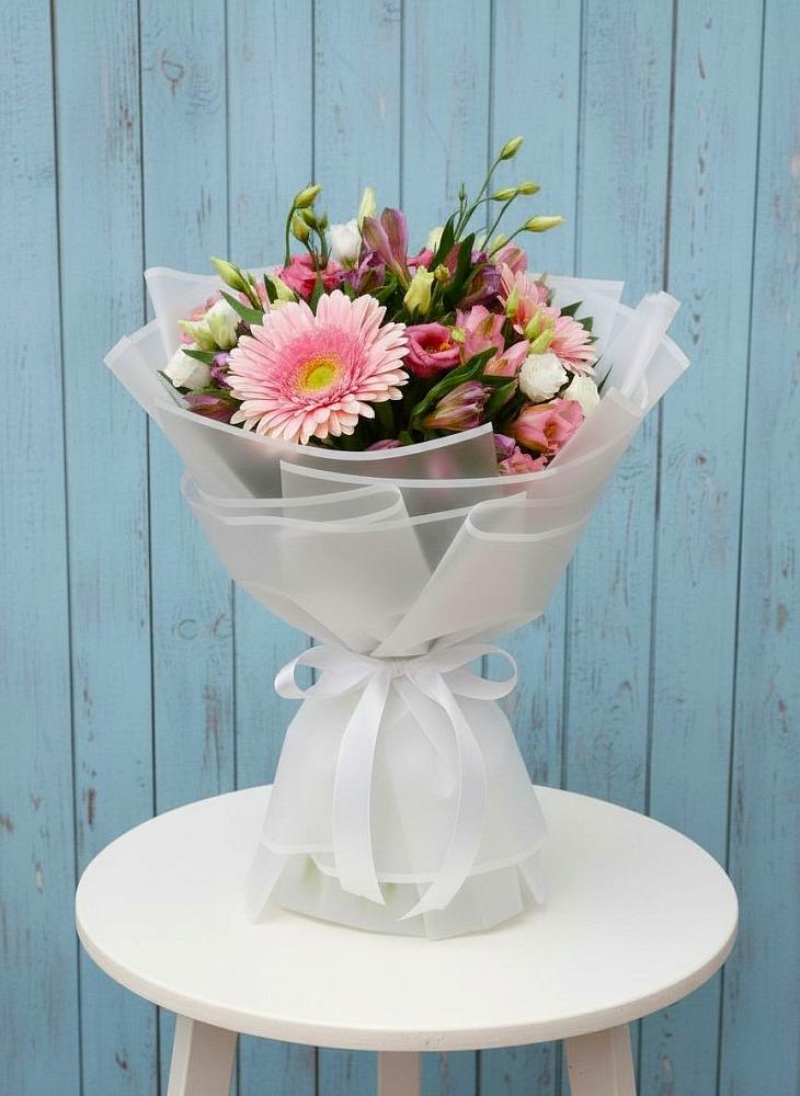 Букет цветов из: Герберы, Альстромерии и Лизиантусы в Берёзовке Алтайского края