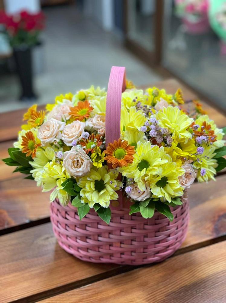 Цветочная композиция из Хризантемы и Розы в корзине в Берёзовке Алтайского края