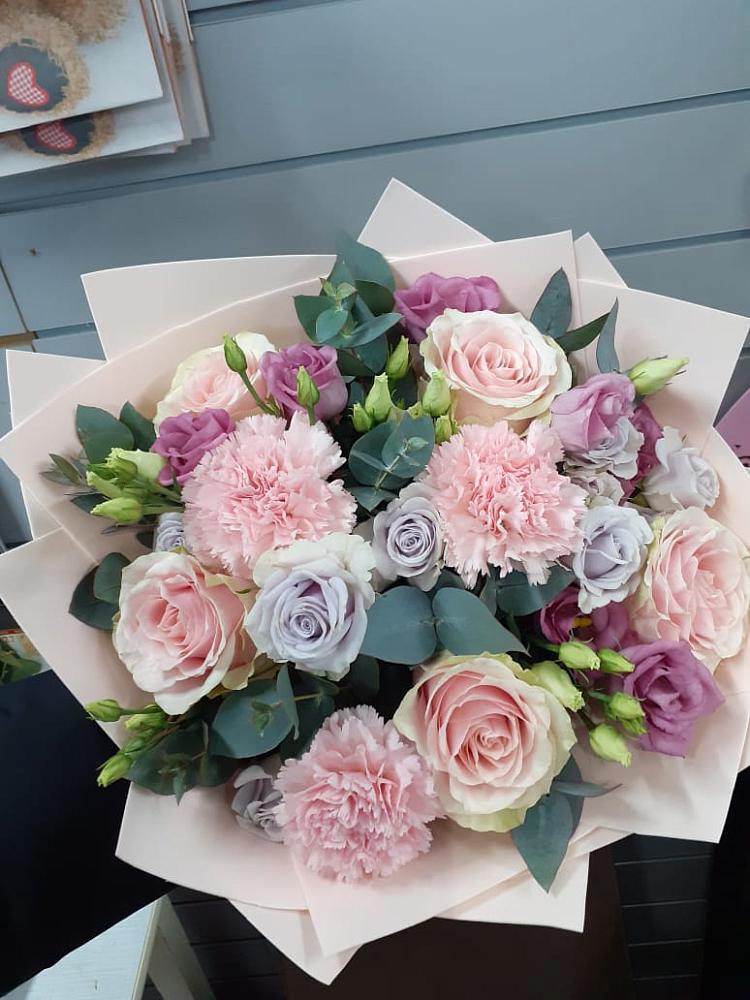 Букет цветов из: Розы, Гвоздики и Лизиантусы в Берёзовке Алтайского края