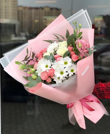 Букет цветов из: Розы, Лизиантусы и Хризантемы в Берёзовке Алтайского края