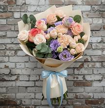 Букет цветов из:  Розы, Лизиантусы и Гвоздики в Берёзовке Алтайского края