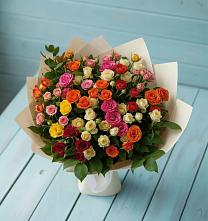 Букет Микс из разноцветных кустовых роз в Берёзовке Алтайского края